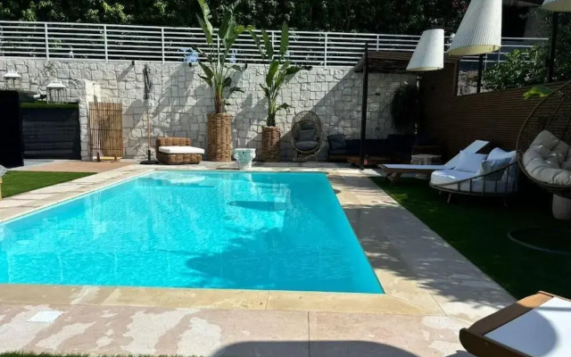 Barneys Club B&b