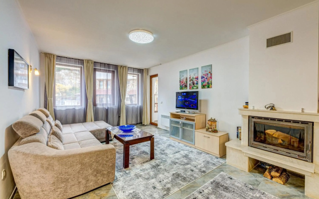 Bright and Spacious 2-BDR Apartment with Balcony