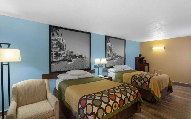 Super 8 by Wyndham Bradenton Sarasota Area
