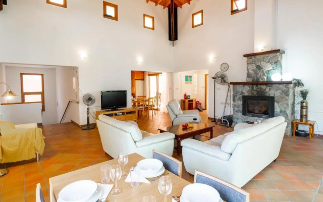 Villa Hillcrest Panorama by Ezoria