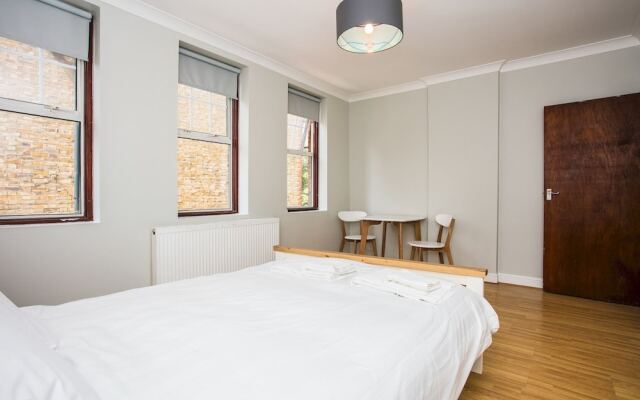 Апартаменты Lovely 1 Bedroom Studio in Belsize Park комната для гостей