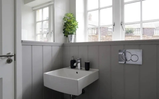 Spacious 2 Bedroom Loft In Converted School