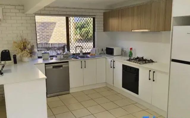 Sunnybank Hills Home - Near Shopping & Dining
