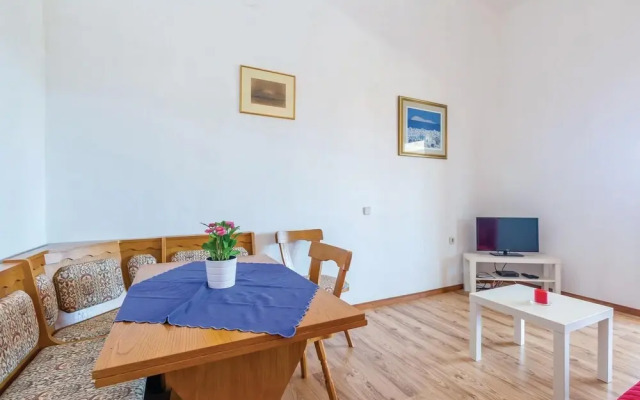 Stunning Apartment in Pinezici With 2 Bedrooms and Wifi