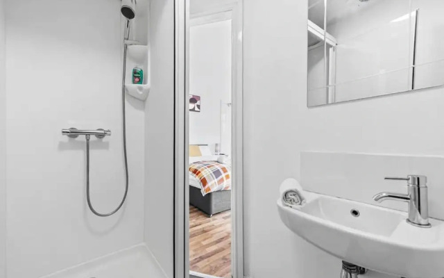 Stylish Studio Room in Leeds Private Ensuite Street Parking