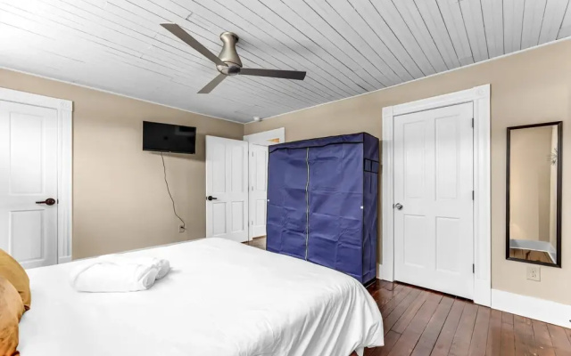 The Elm St Suite - Downtown Condo