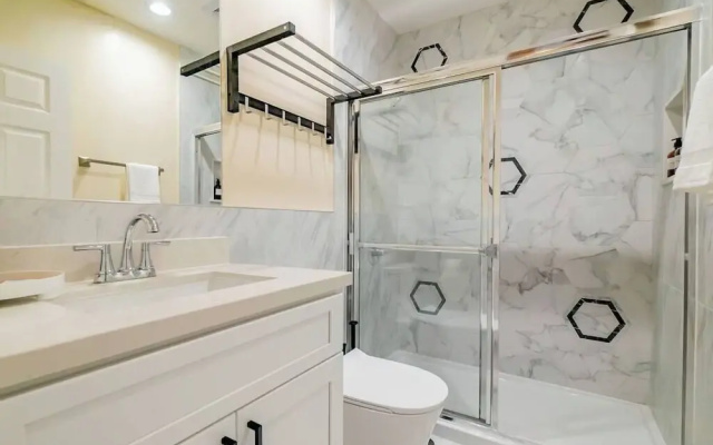 Monterey Park Retreat: Spectacular Views & Comfort