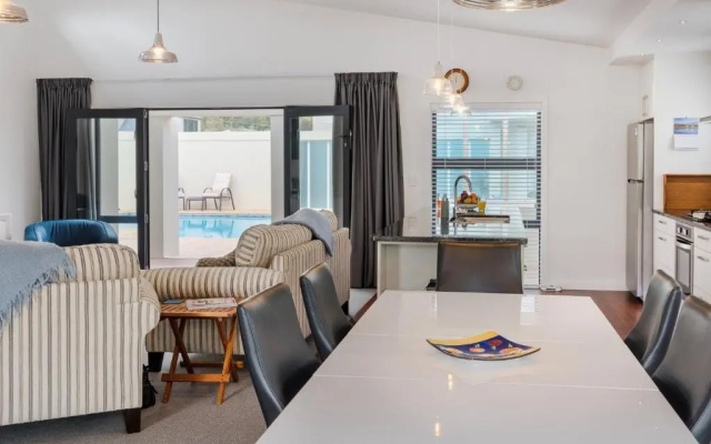 Poolside Retreat - Picton Holiday House Waikawa
