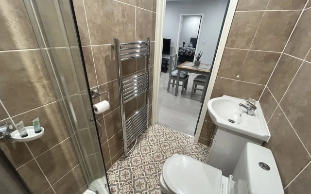 Private Luxury Apartment - Free Parking & Wi-fi
