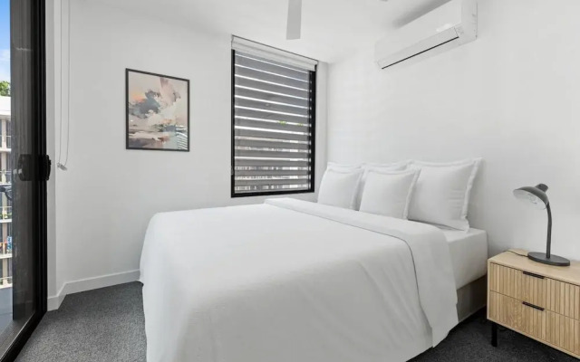 Stylish West End Stay With Rooftop Pool & BBQ