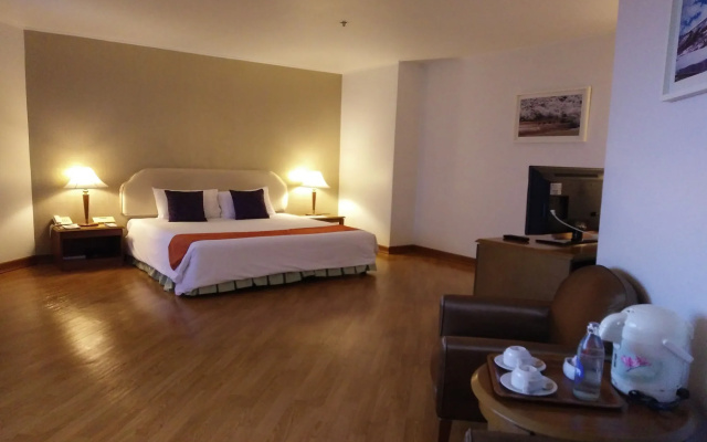Thumrin Thana Hotel