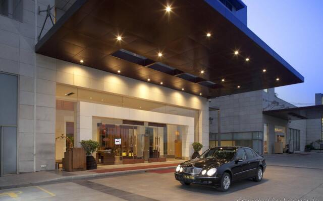 Отель Crowne Plaza Hotel New Delhi Okhla Индия, Нью-Дели - отзывы, цены и фото номеров - забронировать отель Crowne Plaza Hotel New Delhi Okhla онлайн вид на фасад