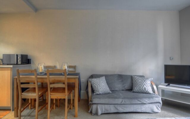 Отель Modern, Spacious 1BR Central Manchester Flat for 4 комната для гостей