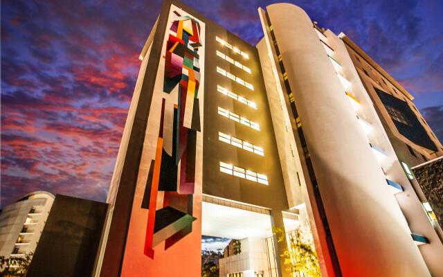 Hennessy Park Hotel вид на фасад