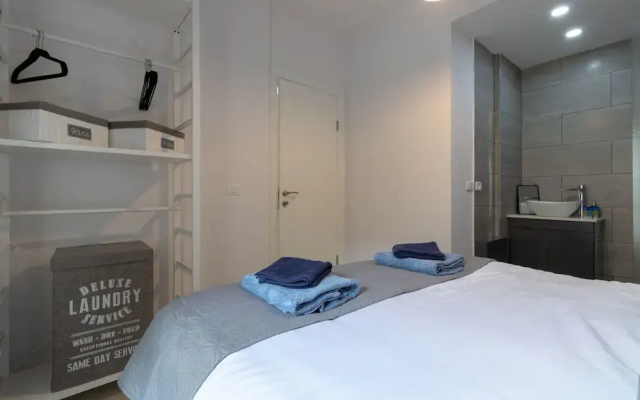Full Option 9 People Central Location