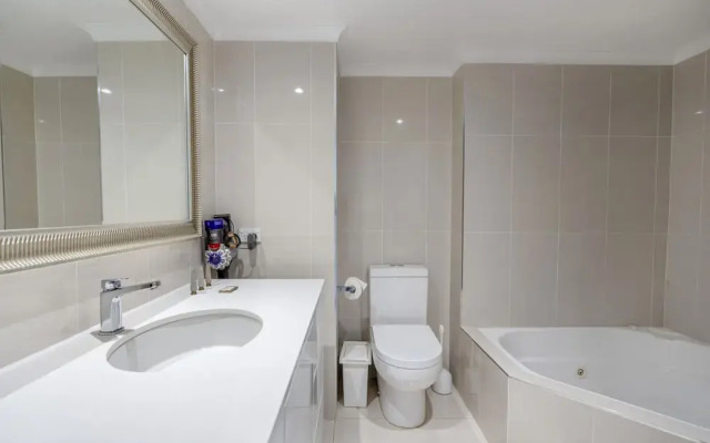 Spacious 2-bed Apartment Near Dining & Attractions