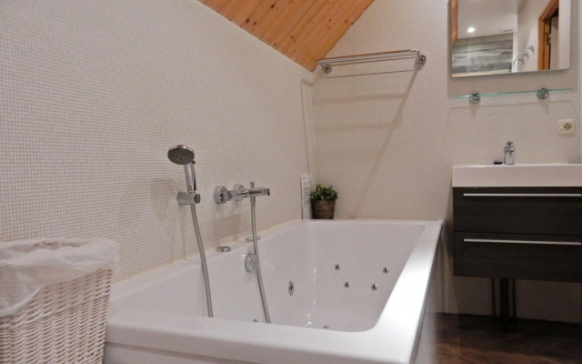 Cozy Holiday Home near Lake in Beaulieu