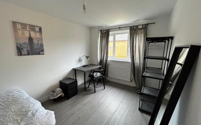 House - Sleeps 8 - Free Parking and Ps5