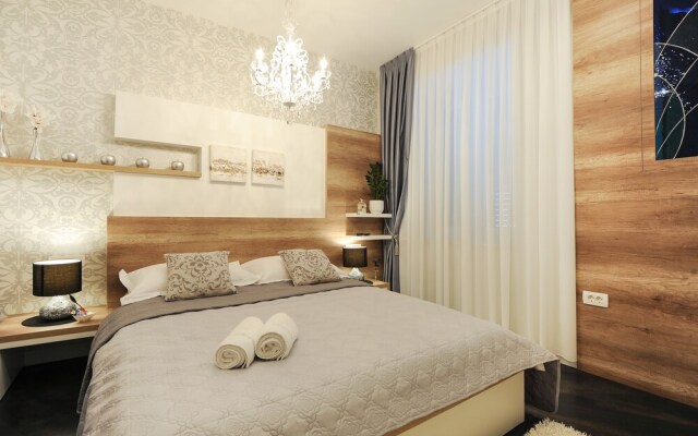 Silver & Gold Luxury Rooms