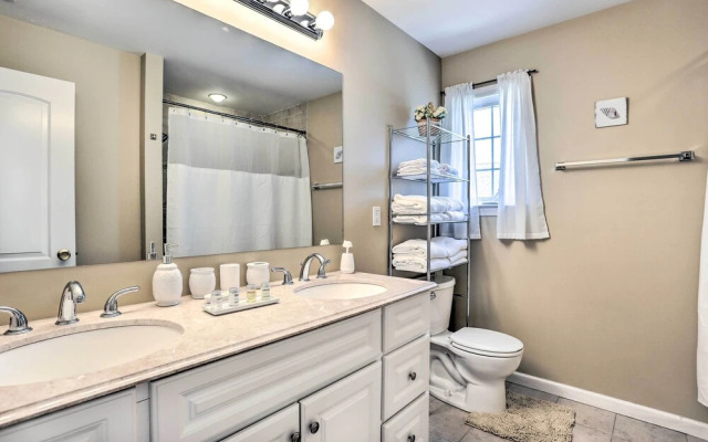 Ideally Located Glen Cove Apartment!