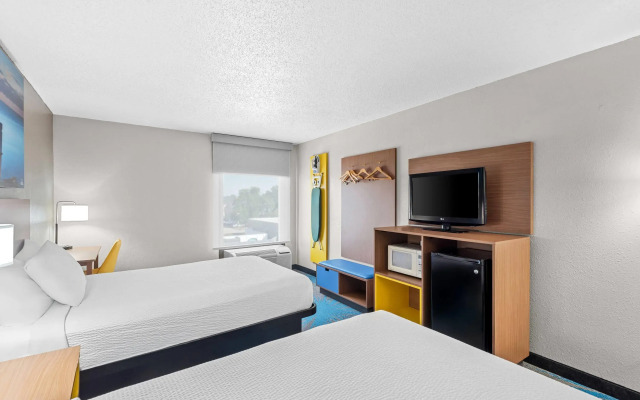 Days Inn & Suites by Wyndham Cedar Rapids