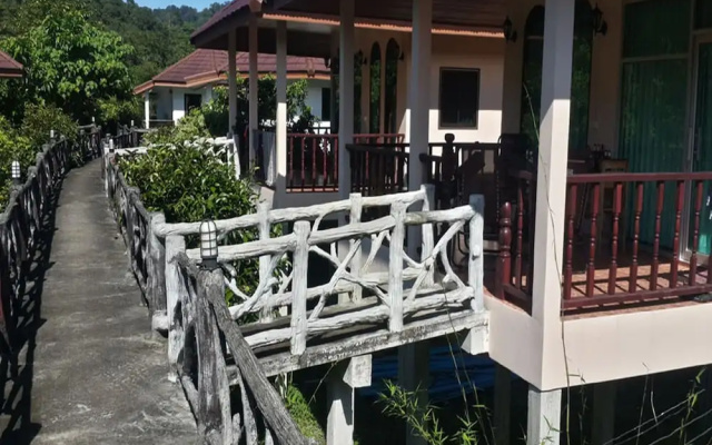 Jungle Huts Resort