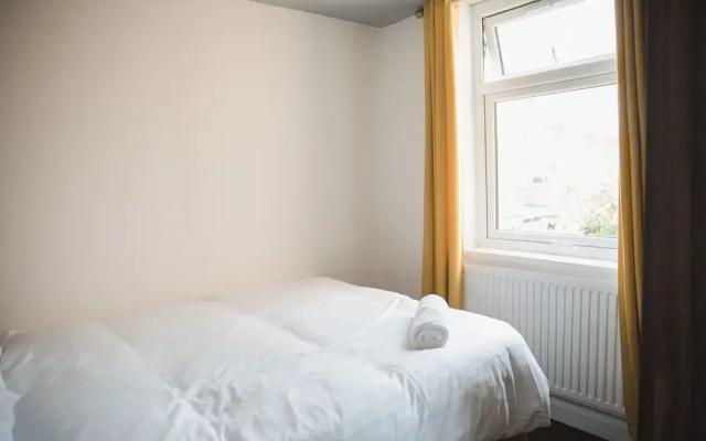 Room in Guest Room - Big Room in Leicester City
