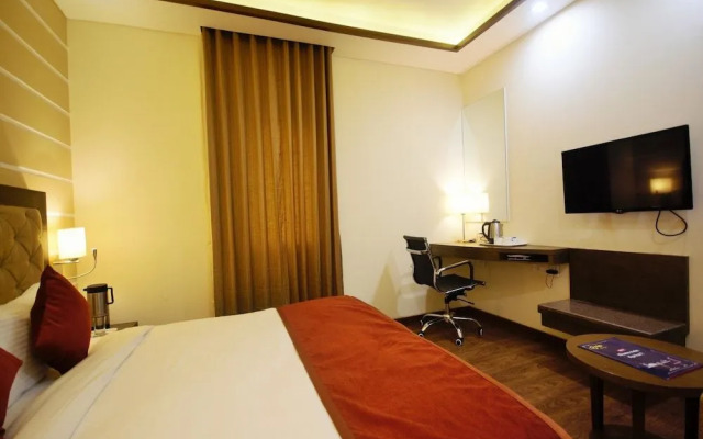 OYO 3763 Naeeka Hotel