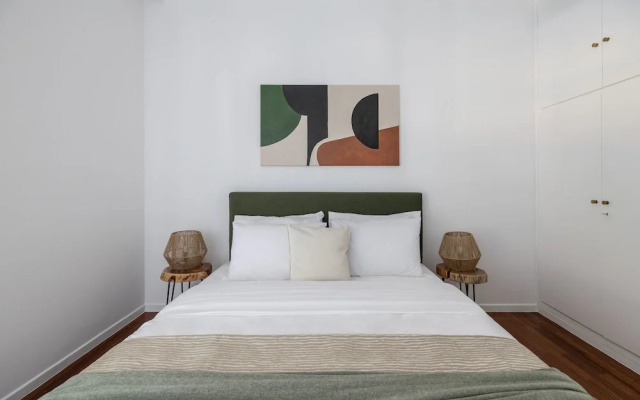 Stylish 1BR Retreat Near Alimos Beach Tram