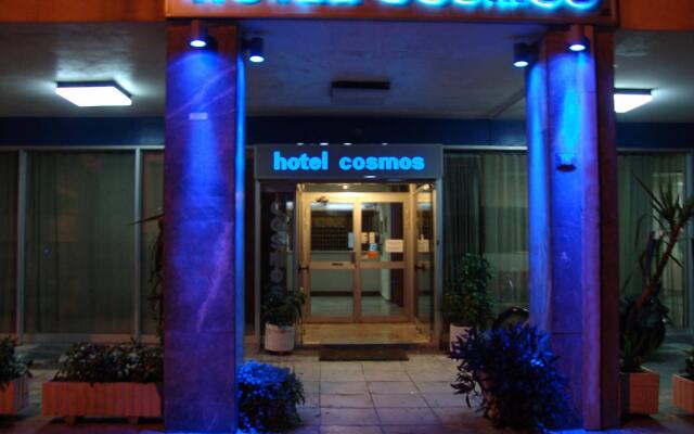 Cosmos Hotel вид на фасад