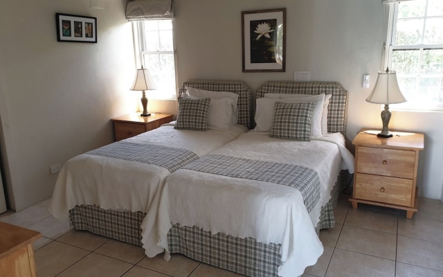 Villa - Sleeps 6 - Pool - Parking - Garden