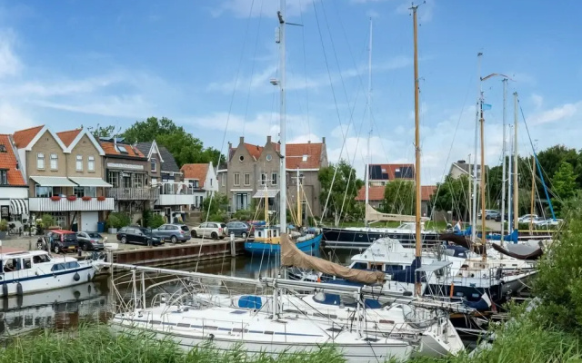 Idyllic Holiday Home in Ooltgensplaat on the Water