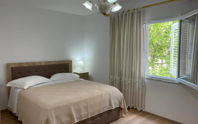 Lovely one-bedroom apartment with private entrance