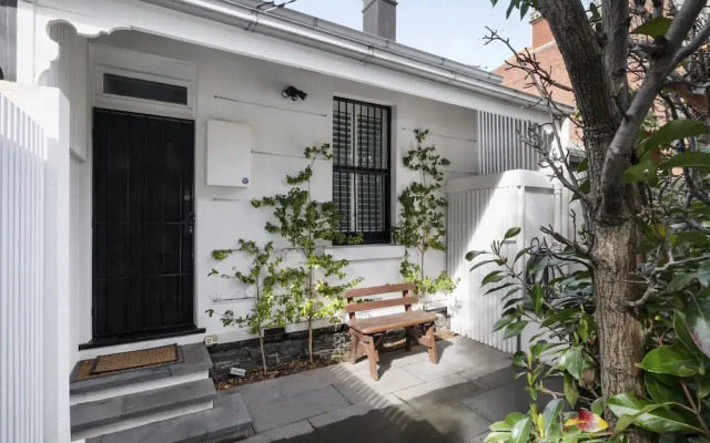 Stylish 2BR House, Walk to Parks & Cafes