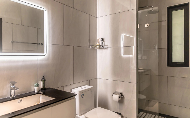 Апартаменты Title Legendary Pool Access 1-Bedroom Suite by TVC (D107)