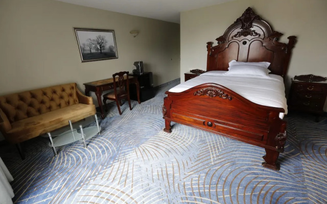 Fullerton Manor Inn