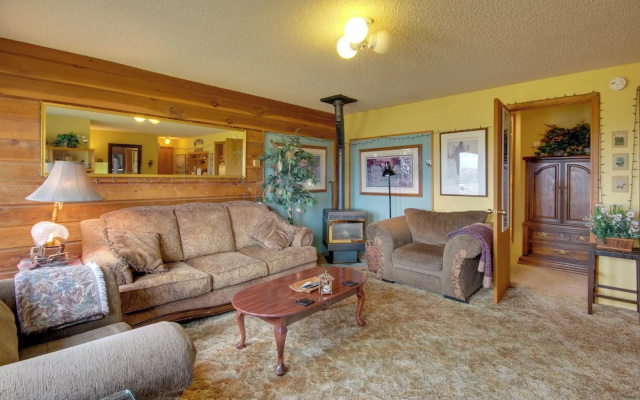 Yellowstone Country Retreat: Stunning Views!