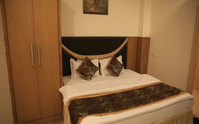OYO 4300 Hotel The Royal Placid