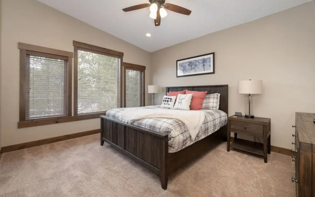 Mountain Haus 4 Bedroom Home by RedAwning