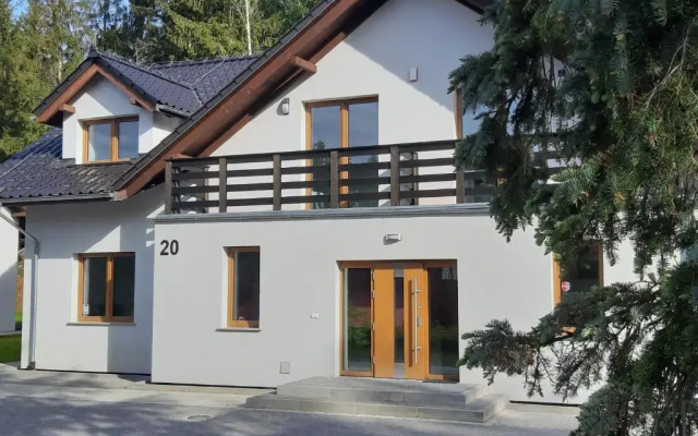 Aston -domek przy lesie, przestronny