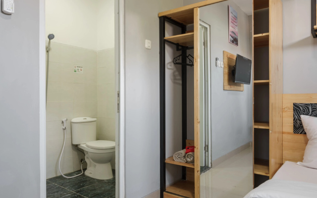 RedDoorz near Plaza Atrium Senen