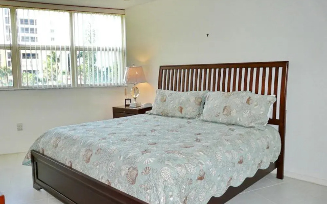 Cozy Beachfront Condo With Pool and Tennis Courts