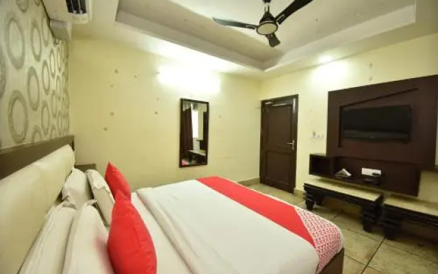 OYO 8950 Hotel Jhankar