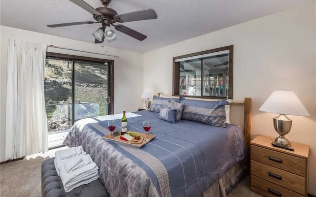 Gray Wolf Lodge - Four Bedroom Cabin with Hot Tub
