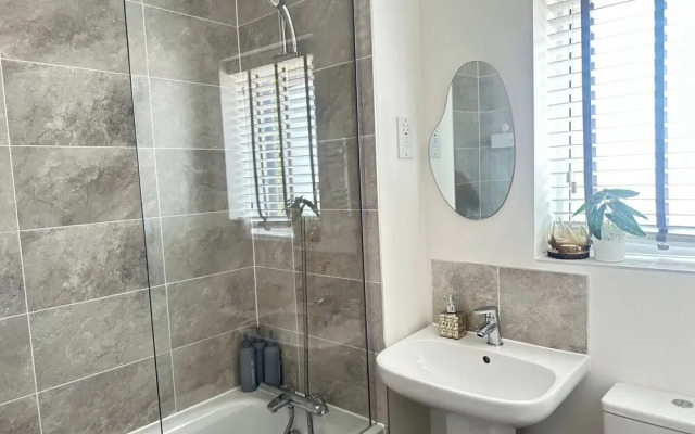 4 Bed House - Sleeps 8 - Pets - Parking - Wifi