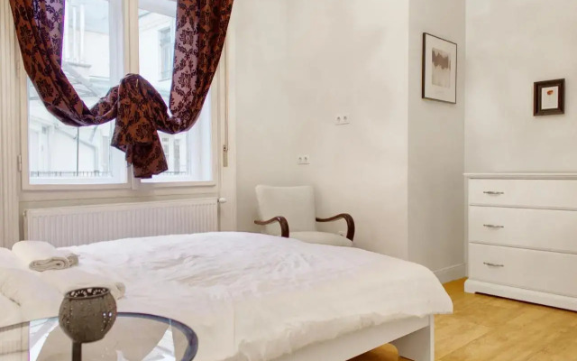 4BR , 3BHR with AC at the OPERA