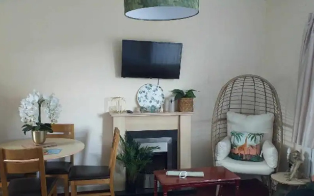 2 Bed Chalet Sleeps 5 - Pets, Parking, Near Beach