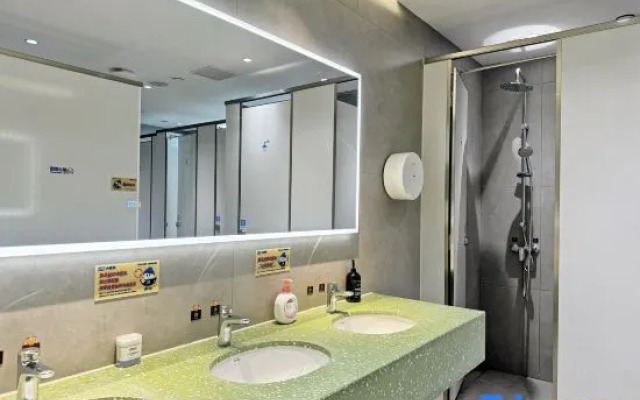 F18 Hub Hostel