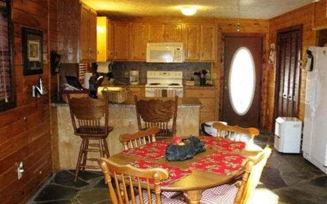 The Lodge at Hideaway Hollow- Copperhill TN
