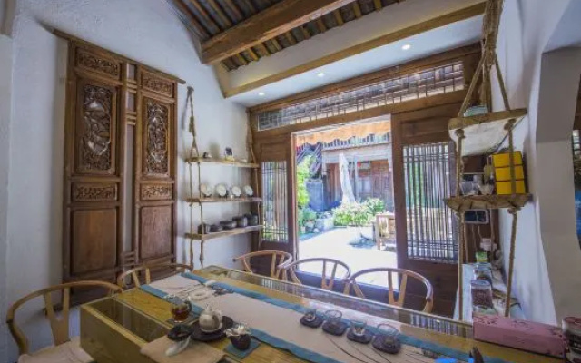 Yun Qieman Inn· Panoramic Snow Mountain View & Golden Peak Sunrise (Old Town of Lijiang )